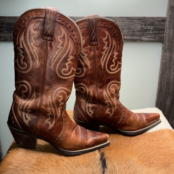 Ariat 6.5 cognac color women’s western boots - Picture 3 of 9